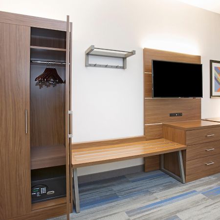 Holiday Inn Express Kansas City - At The Legends! By Ihg Bonner Springs Quarto foto